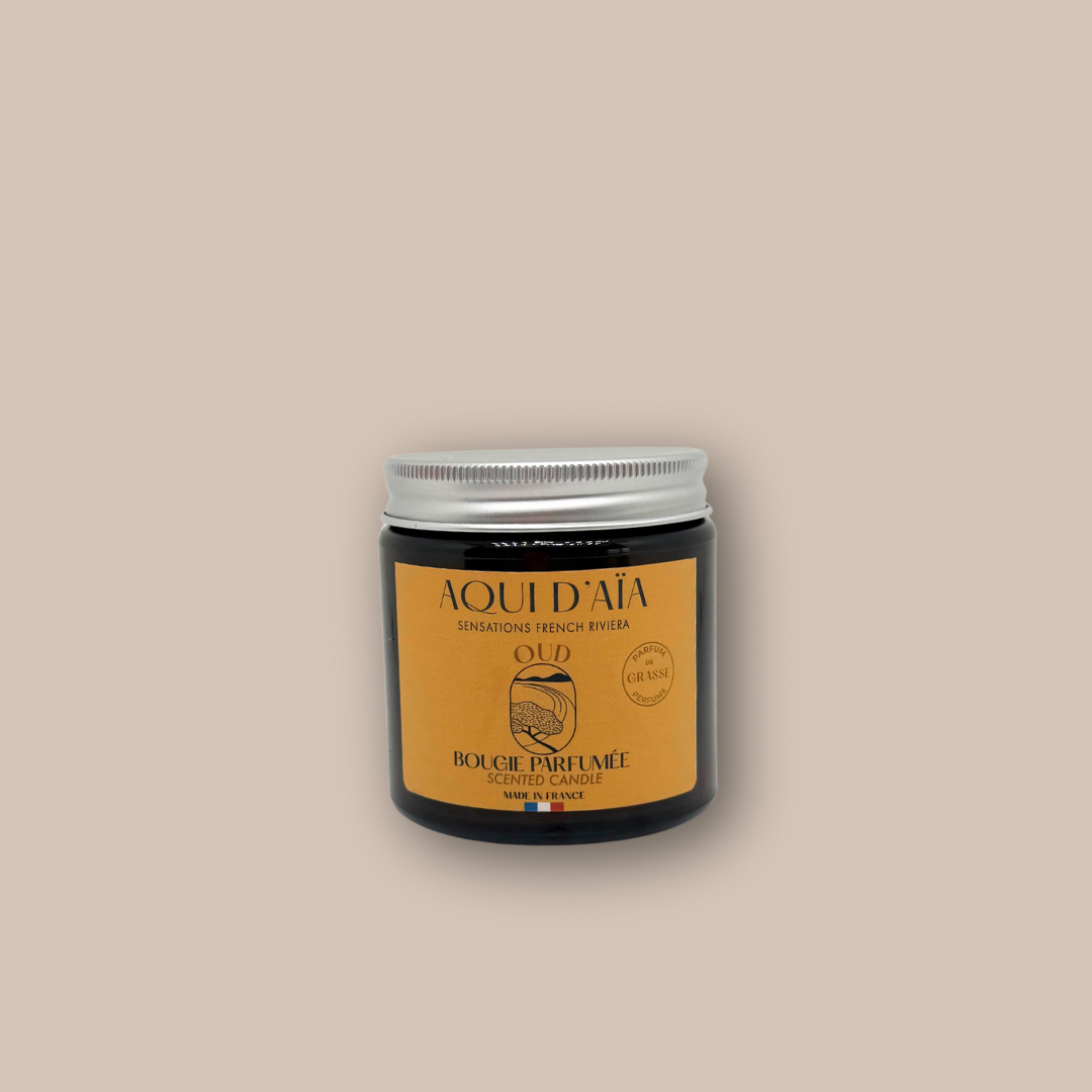 Savon rond artisanal parfum oud 100g, présenté en pain.