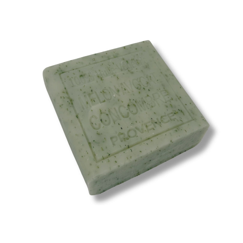 Savon au parfum de melon, avocat et gingembre, agrémenté d'écorces de citron.