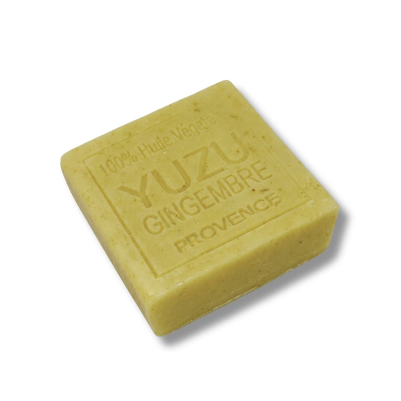Savon au parfum de yuzu et gingembre, agrémenté d'écorces de citron.