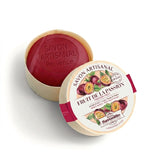 Savon au parfum de fruit de la passion présenté dans une boîte en bois.
