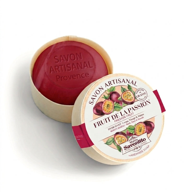 Savon au parfum de fruit de la passion présenté dans une boîte en bois.