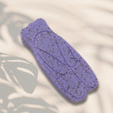 Savon en forme de cigale au parfum de lavande, agrémenté de fleurs exfoliantes.