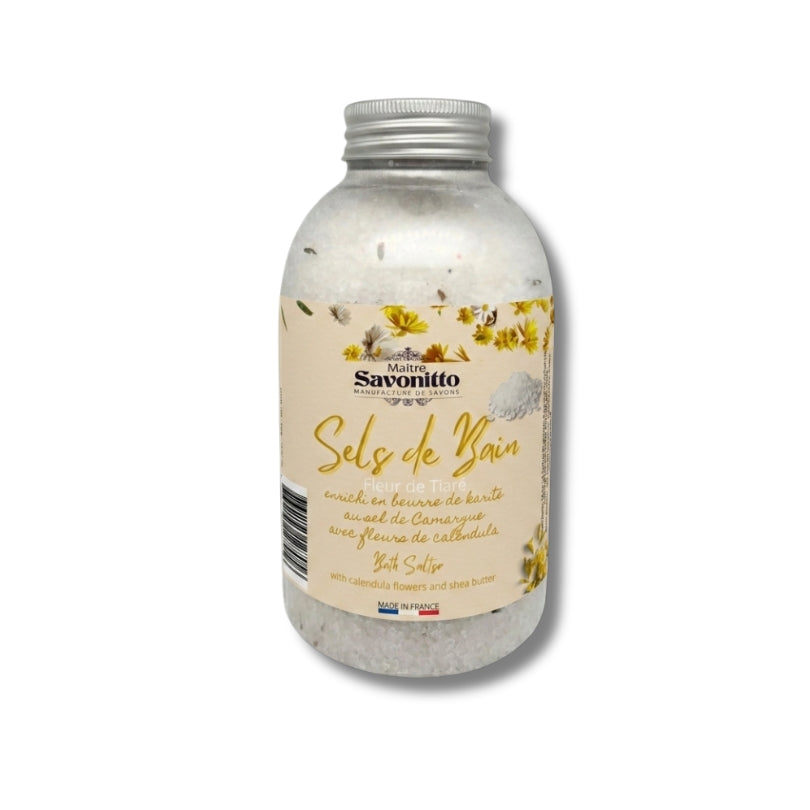Sels de bain au parfum monoï, enrichis en beurre de karité et agrémentés de fleurs de calendula.