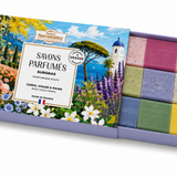 Coffret de 9 petits savons invités aux parfums assortis avec une illustration inspirée de la French Riviera.