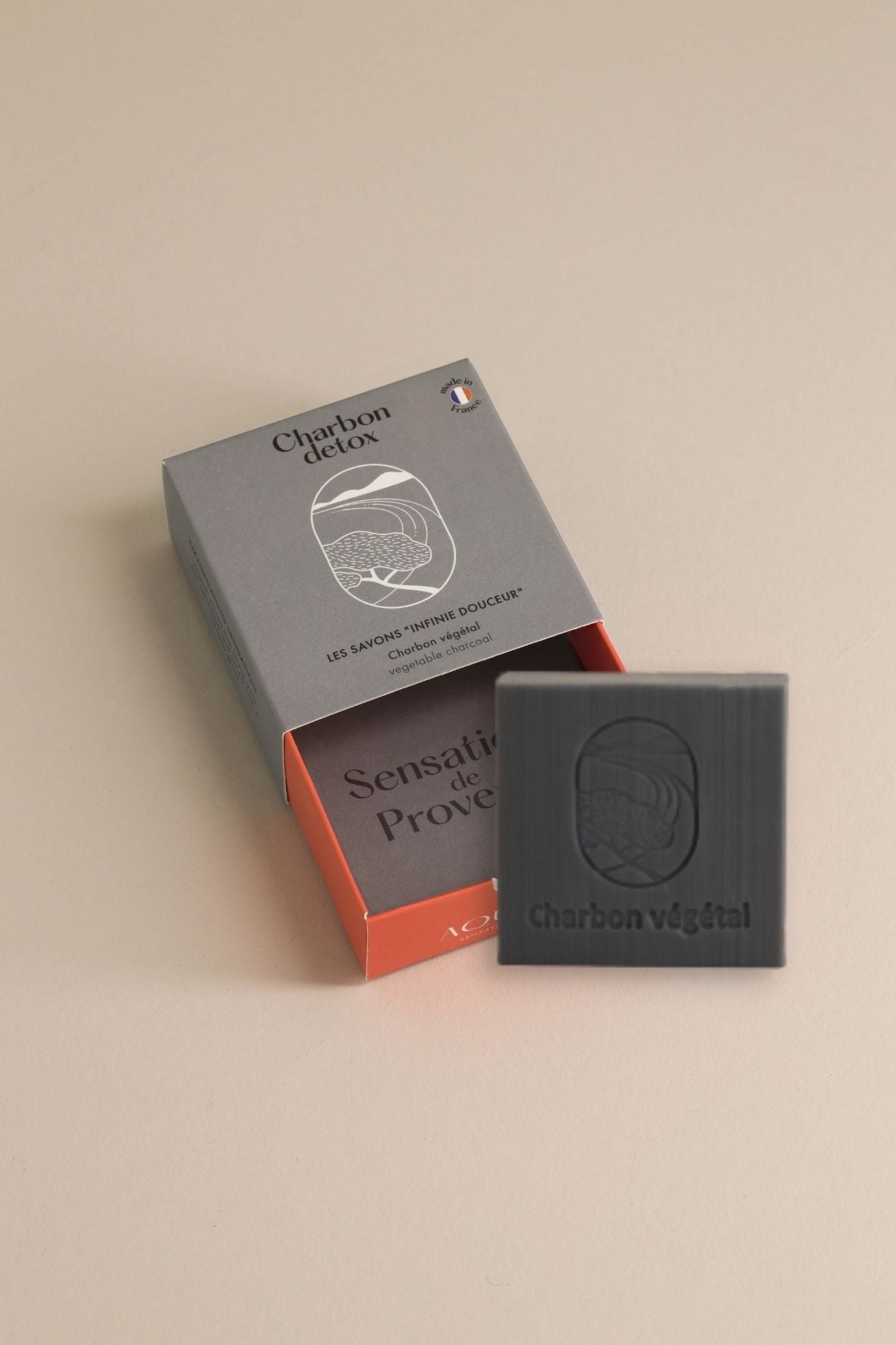 Savon artisanal au charbon végétal 100g, savon purifiant made in Provence.
