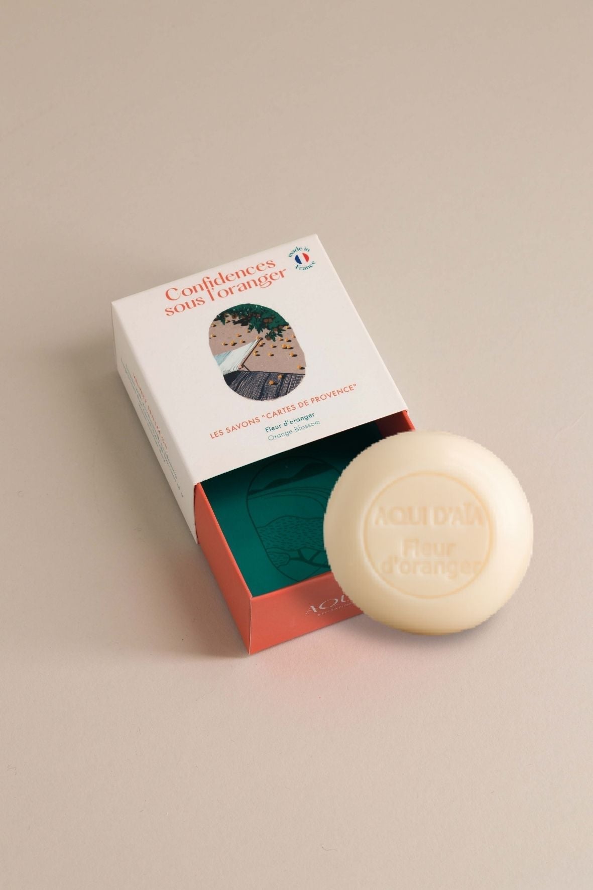 Savon solide à la fleur d’oranger 100g, savon artisanal sensoriel aux ingrédients naturels pour une toilette douce et lumineuse du visage et du corps.