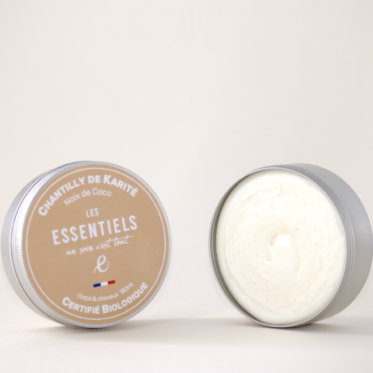 Pot de chantilly de karité noix de coco 180ml, certifiée COSMOS Organic, texture fouettée.