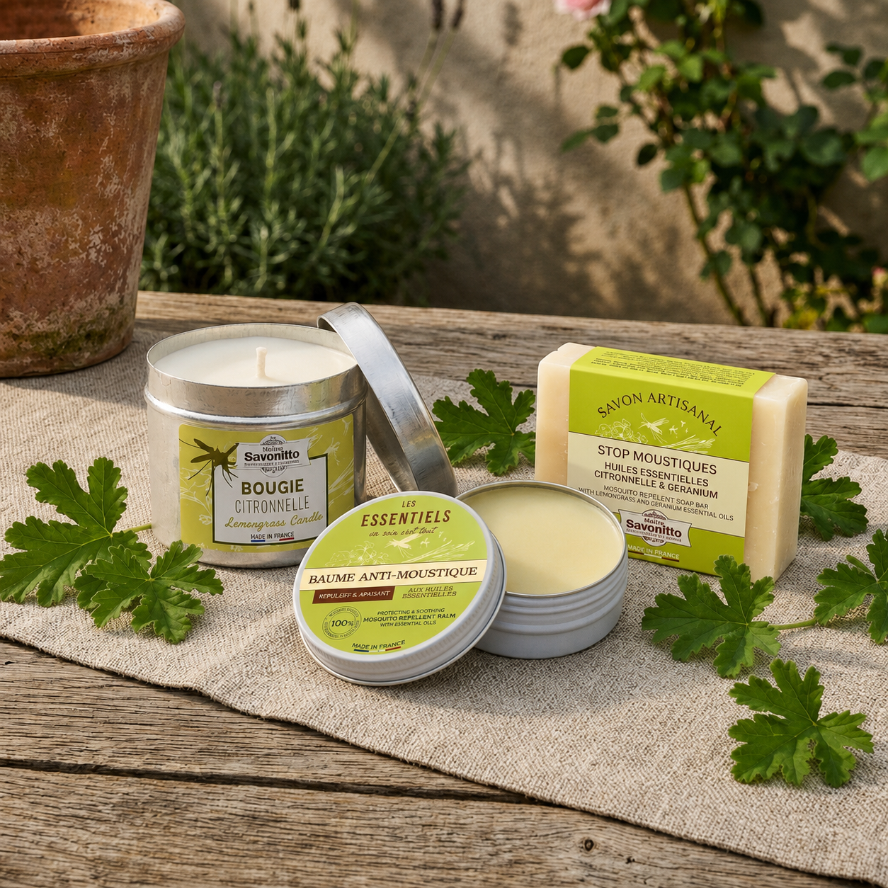 Collection Anti-Moustique composée de soins et produits parfumés aux huiles essentielles.