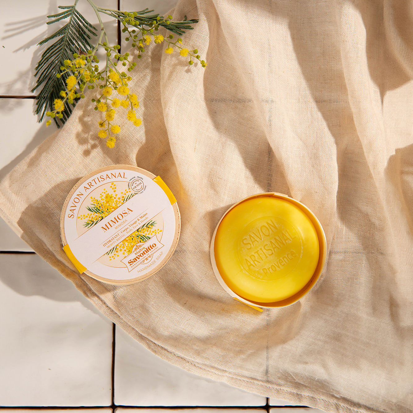savon mimosa dans boite en bois