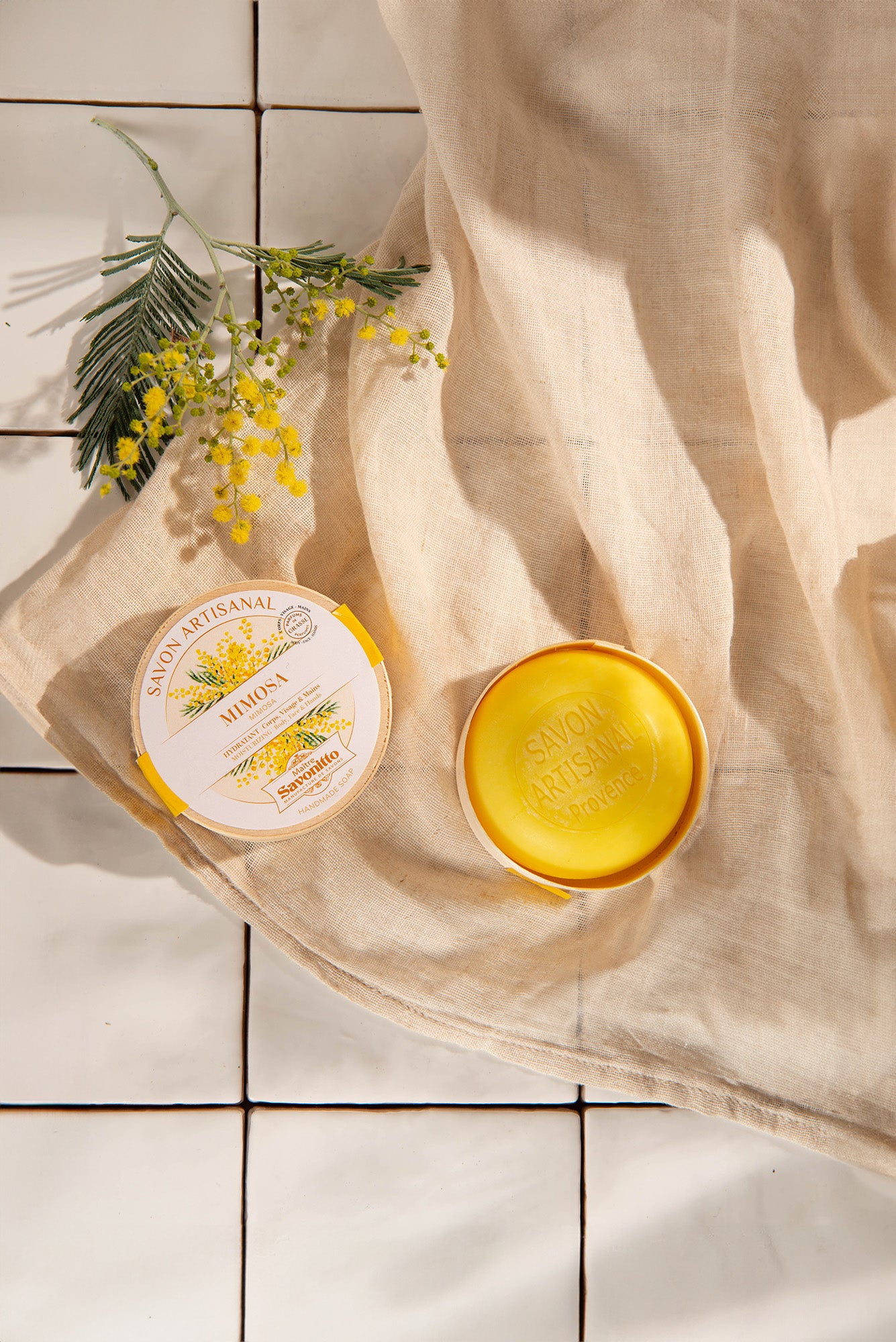 savon mimosa dans boite en bois