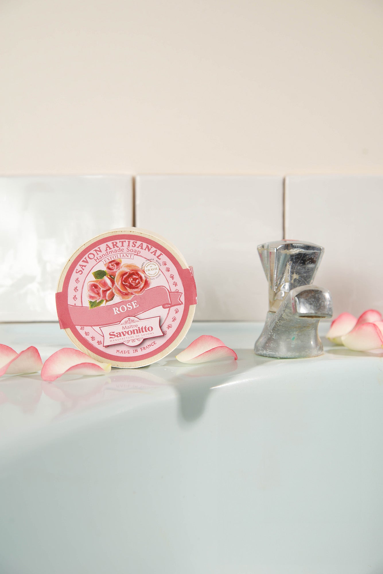 savon rose dans boite en bois