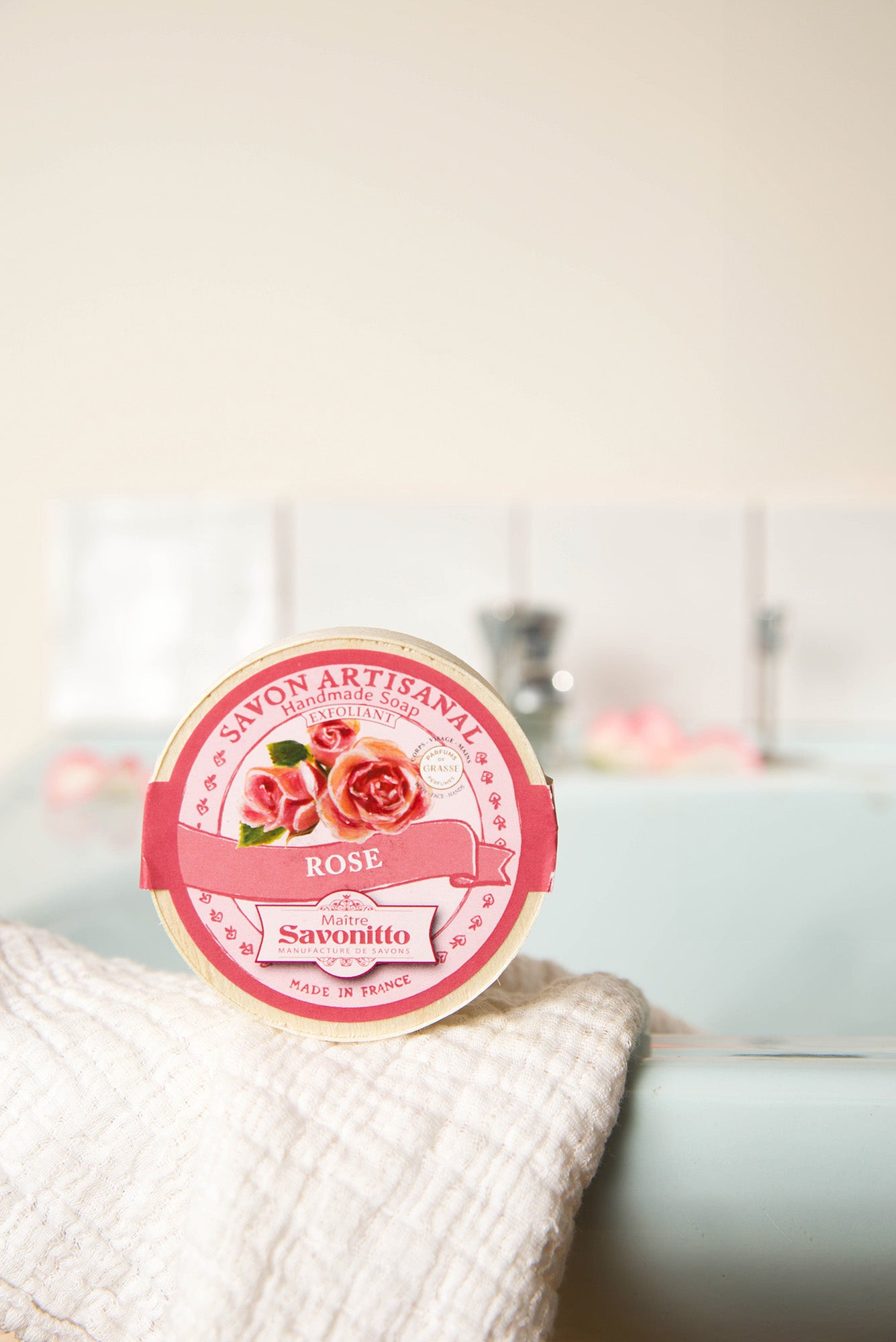 savon rose dans boite en bois
