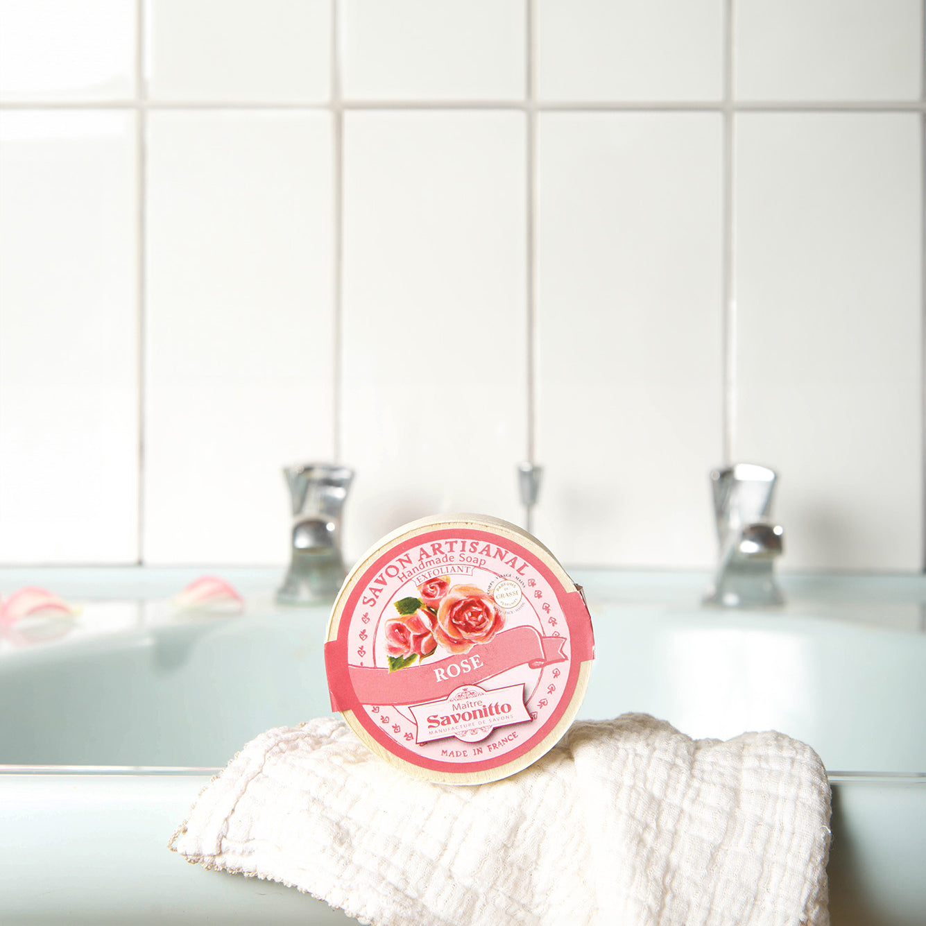 savon rose dans boite en bois