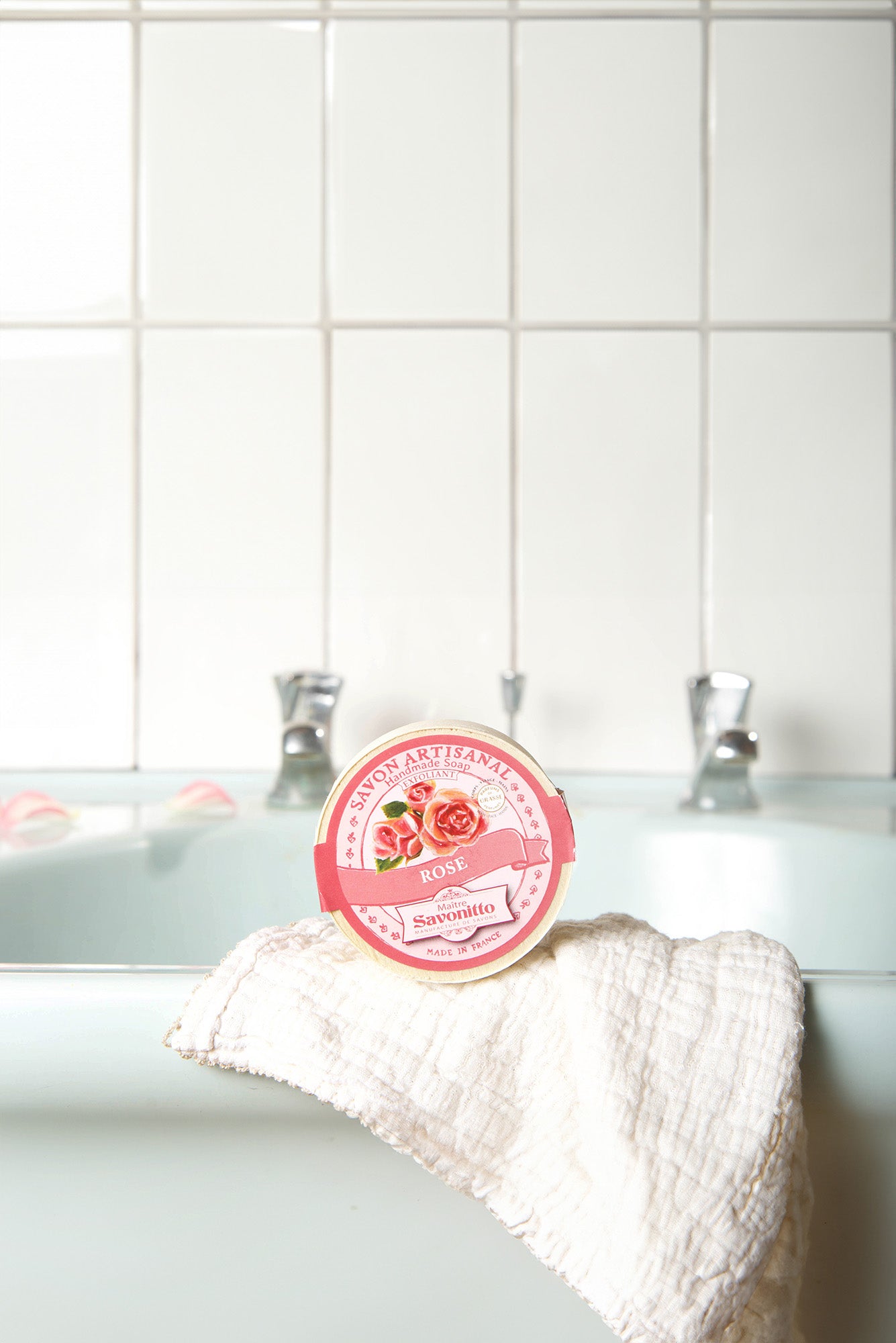 savon rose dans boite en bois