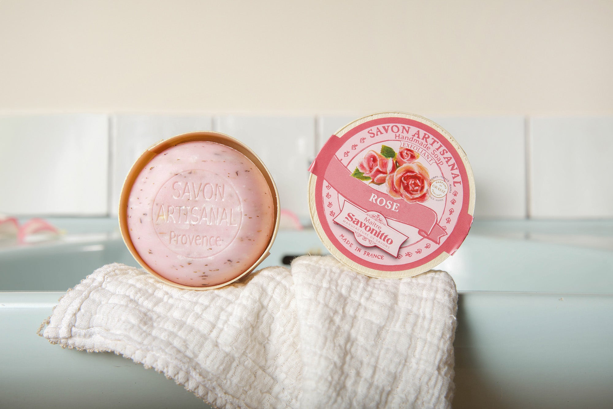 savon rose dans boite en bois