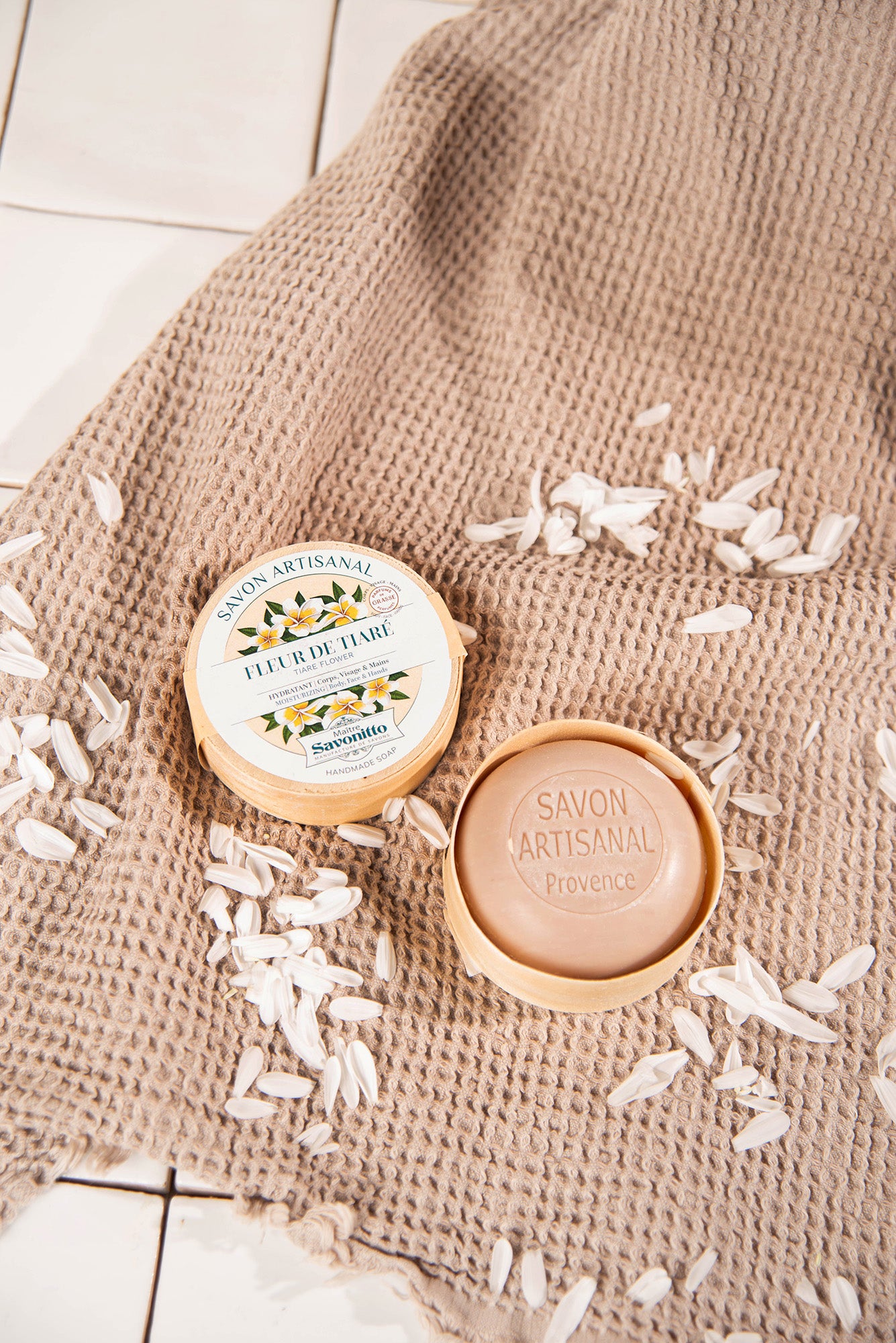 savon fleur de tiaré dans boite en bois