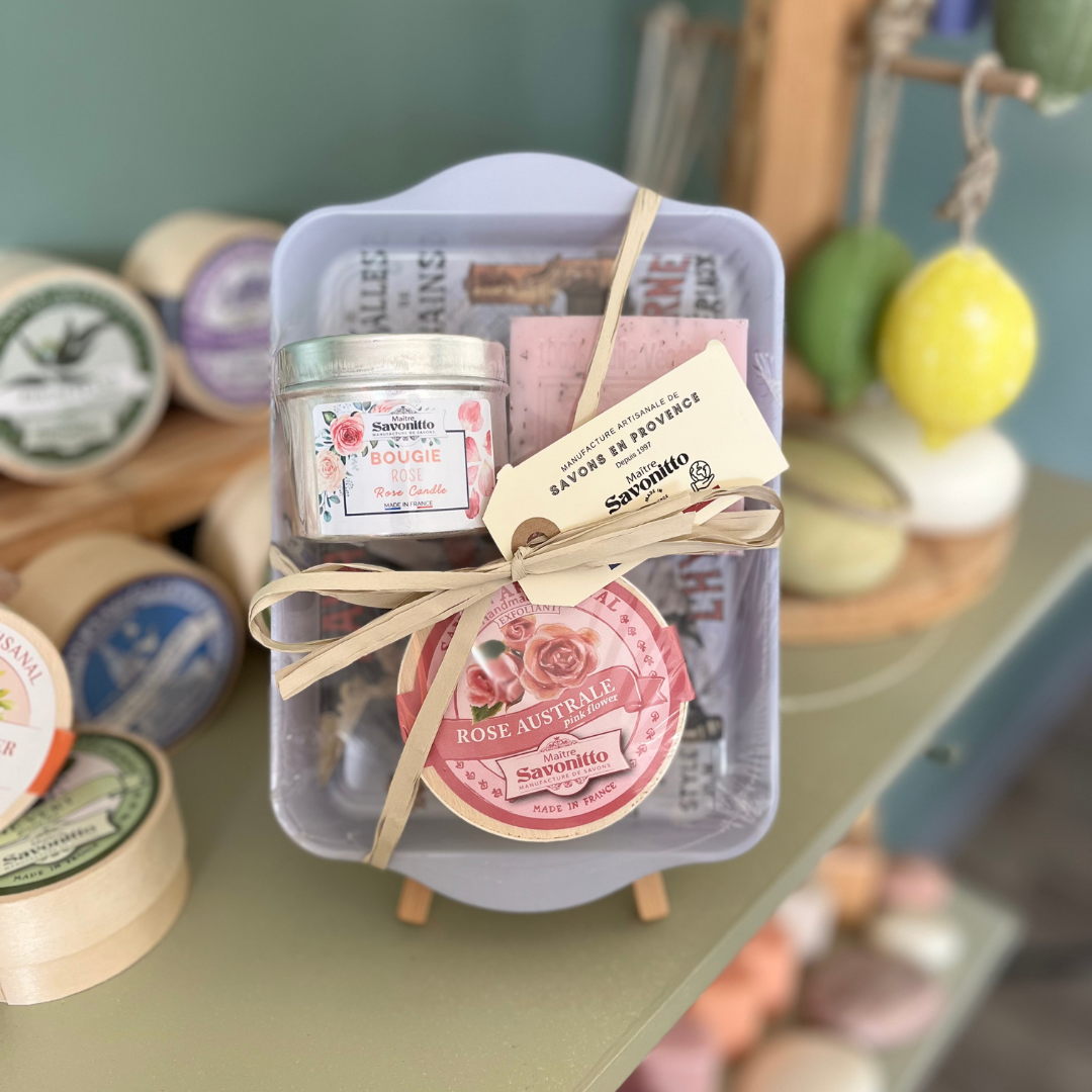 Coffret cadeau rose avec savon en boîte bois, savon carré et bougie parfumée.
