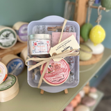 Coffret cadeau rose avec savon en boîte bois, savon carré et bougie parfumée.