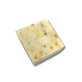 Savonitto artisanal à l’immortelle 100g avec fleurs séchées exfoliantes visibles.