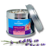 Bougie artisanale aux fleurs de lavande, fragrance relaxante et équilibrante présentée dans son pot en aluminium.