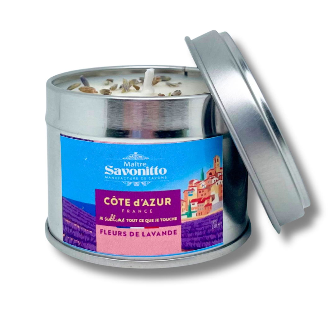 Bougie artisanale aux fleurs de lavande, fragrance relaxante et équilibrante présentée dans son pot en aluminium.