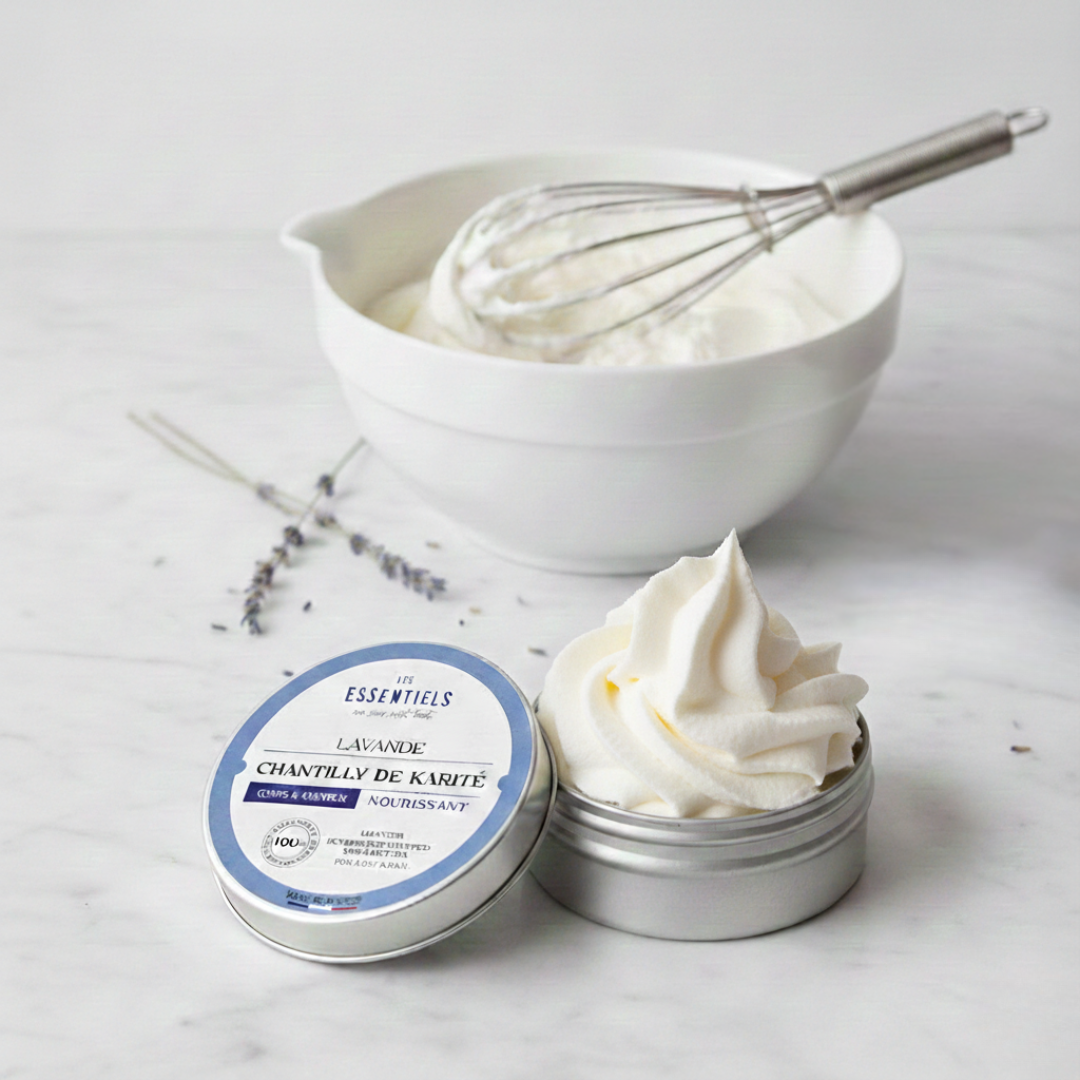 Chantilly de karité à la lavande, soin multi usages pour le corps et les cheveux, à la texture onctueuse et aérienne, idéale pour nourrir et adoucir la peau et la fibre capillaire.