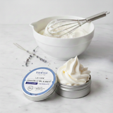Chantilly de karité à la lavande, soin multi usages pour le corps et les cheveux, à la texture onctueuse et aérienne, idéale pour nourrir et adoucir la peau et la fibre capillaire.