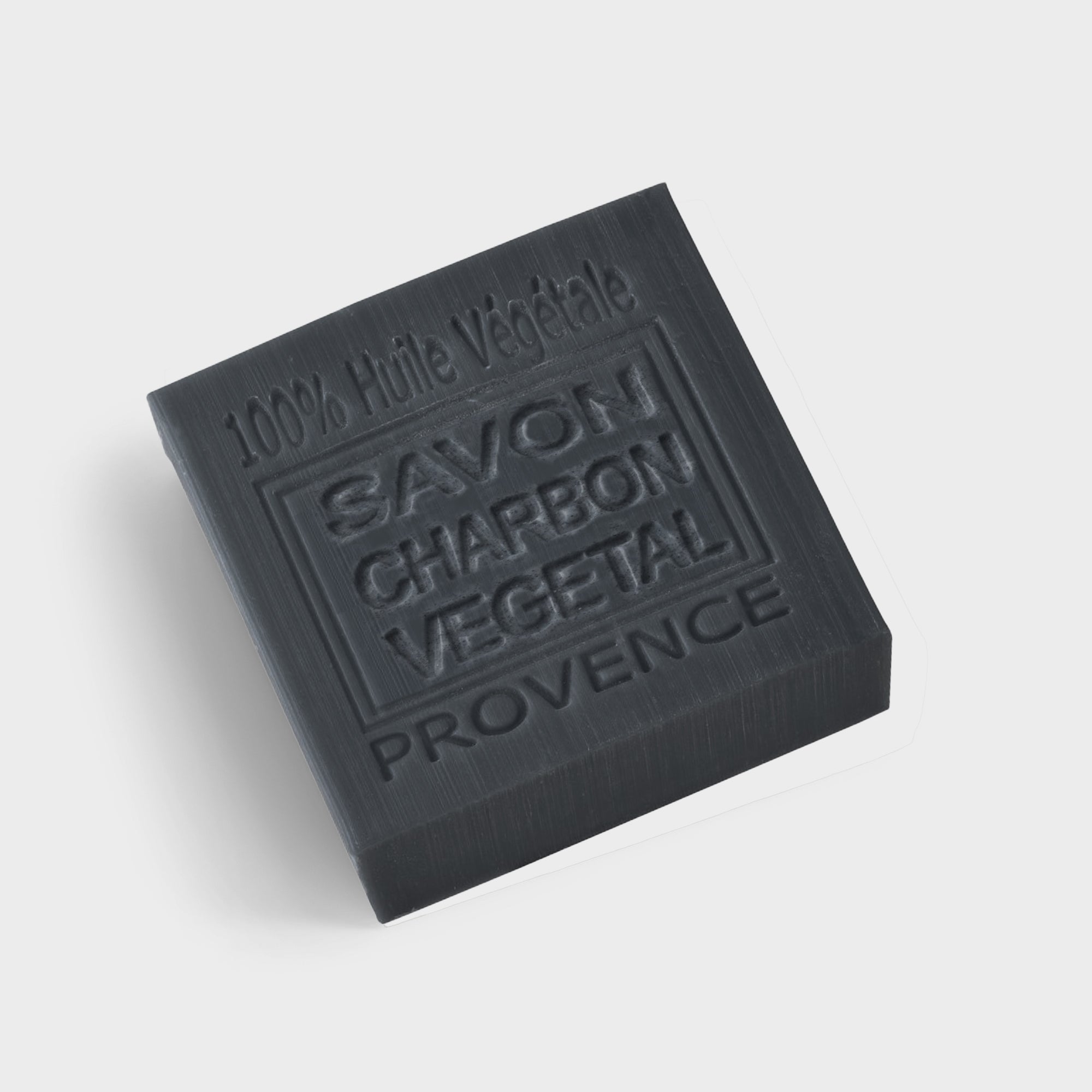 Savon solide au charbon végétal 100g, savon naturel purifiant idéal pour nettoyer la peau en profondeur et aider à retrouver un teint net. Savonnito à base d’huile d’olive et de coco, enrichi en huile de pépins de raisin.