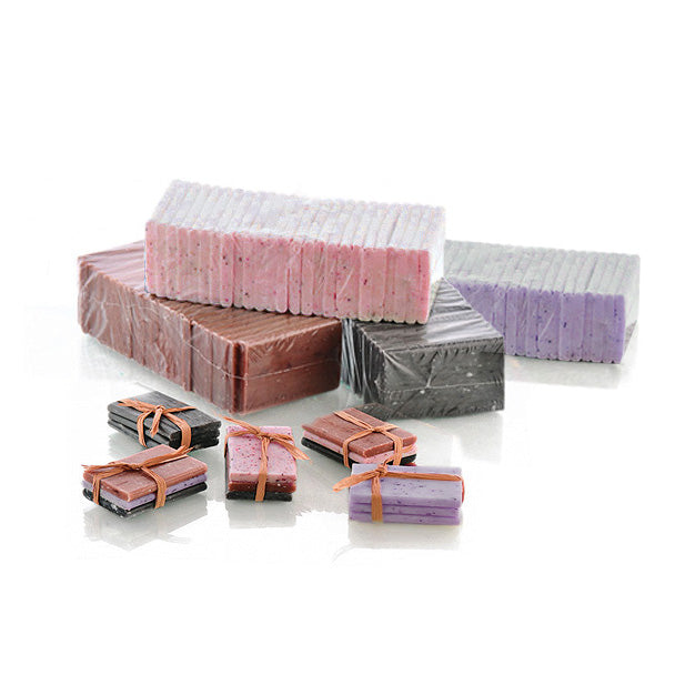 Lot de savons rectangles 30g fabriqués artisanalement dans le sud de la France. Présentés en fagot et sans emballage individuel pour une démarche écoresponsable, ils sont idéaux pour les chambres d’hôtes, gîtes et professionnels de l’accueil. Disponibles en assortiment ou par parfums sélectionnés, ils allient qualité, élégance et praticité.