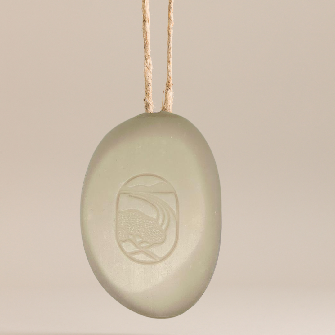 Savon sur corde Oud 200g, fabrication artisanale française, soin boisé pour une peau veloutée et intensément parfumée.