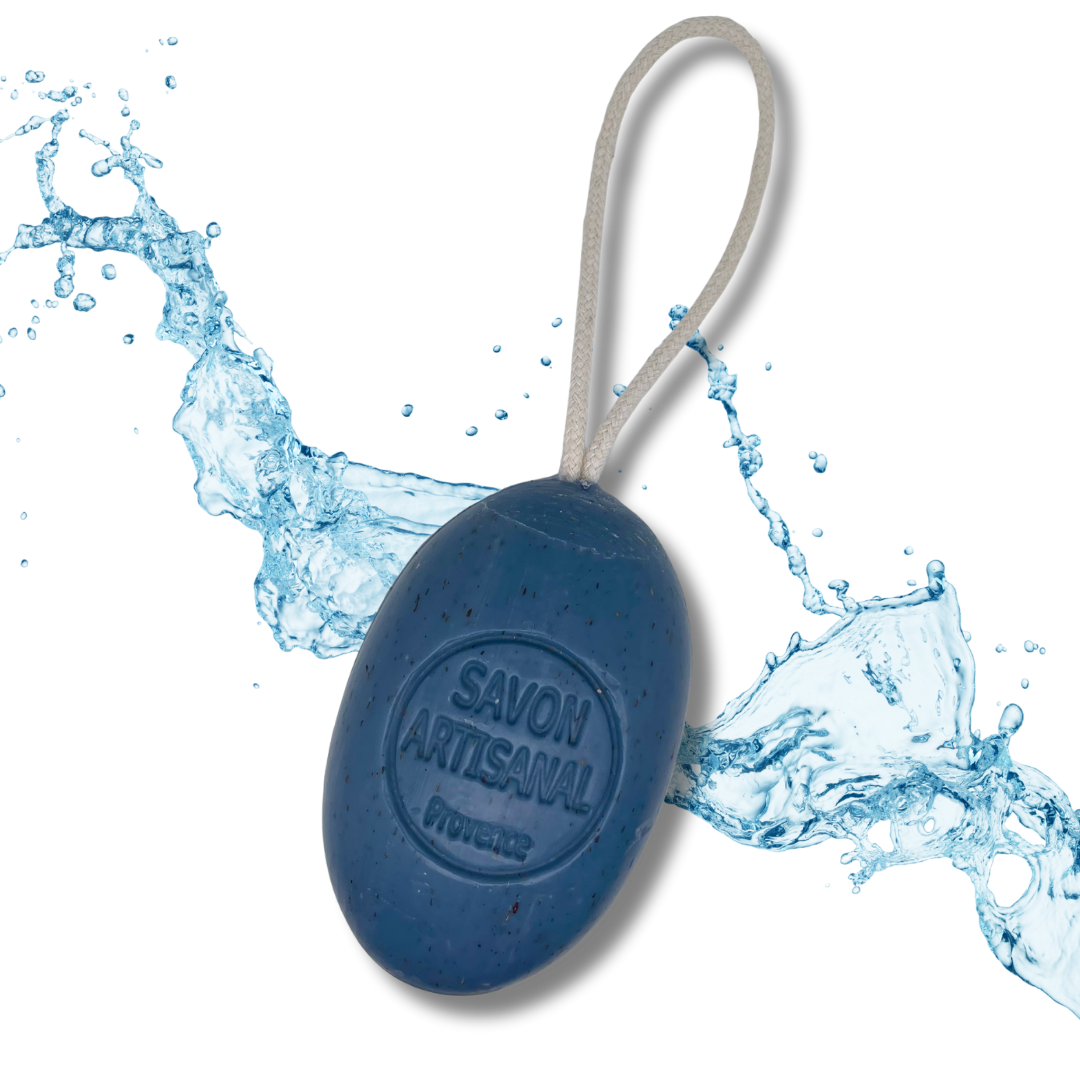 Savon artisanal sur corde aux senteurs marines, soin rafraîchissant et tonifiant présenté dans sa forme ovale authentique.