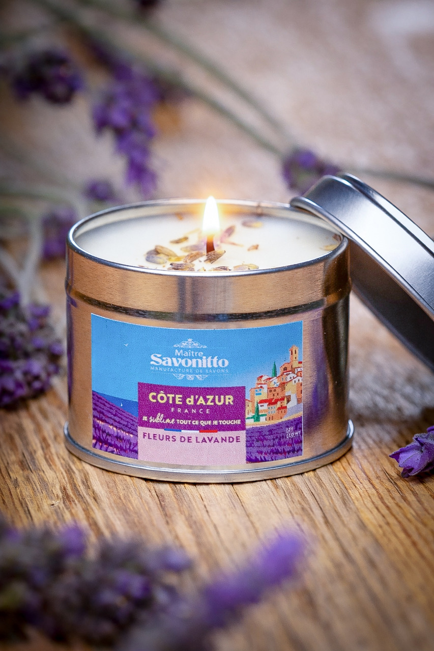 Bougie parfumée à la lavande dans une boîte métal, entourée de brins de lavande séchée, ambiance Provence