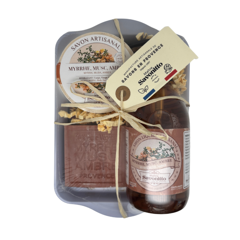 Coffret artisanal Myrrhe, Musc et Ambre, voyage olfactif intense et chaleureux comprenant un savon coupé brut, un savon en boîte bois et un savon liquide.