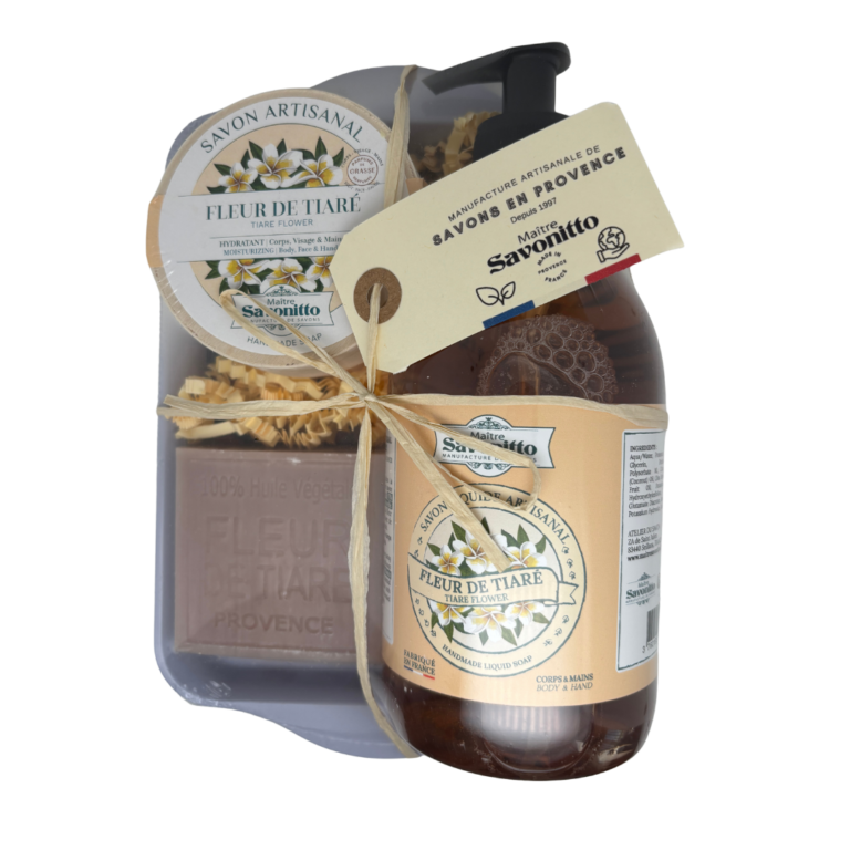 Coffret rituel à la fleur de tiaré, trio de soins exotiques et ensoleillés comprenant un savon coupé brut, un savon solide en boîte bois et un savon liquide.